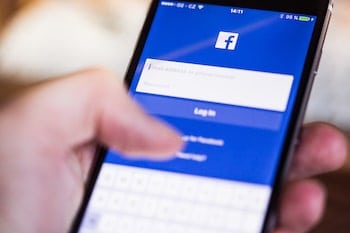 facebook-app-login-splash-screen-on-iphone-picjumbo-com-min facebook-app-login-splash-screen-on-iphone-picjumbo-com-min